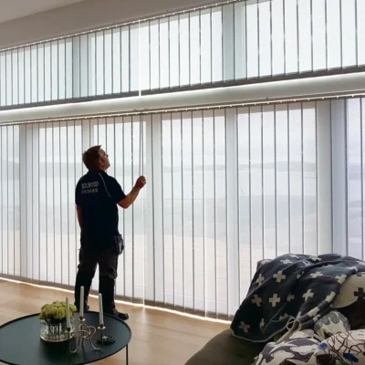 Lamellgardin, välj mellan bra bländskydd till mörkläggande väv