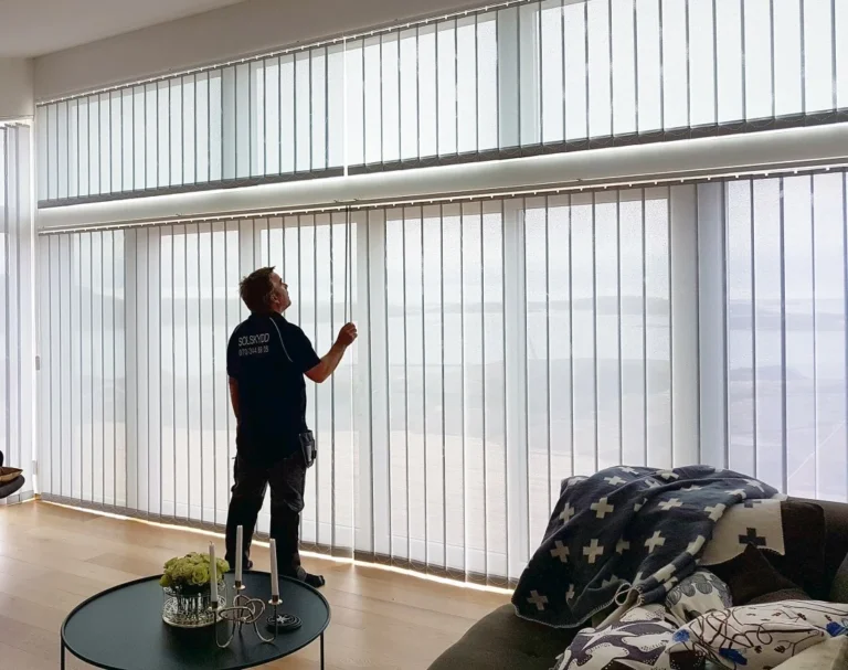 Lamellgardin, välj mellan bra bländskydd till mörkläggande väv