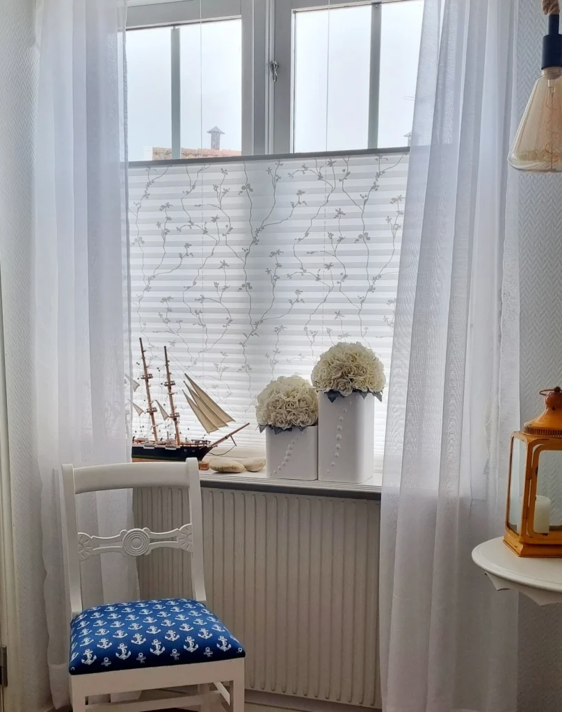 Vit plisségardin, dubbelt sidodrag