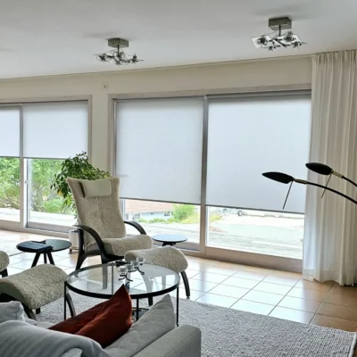 Rullgardiner är den perfekta kombinationen av stilren design och praktisk funktion.