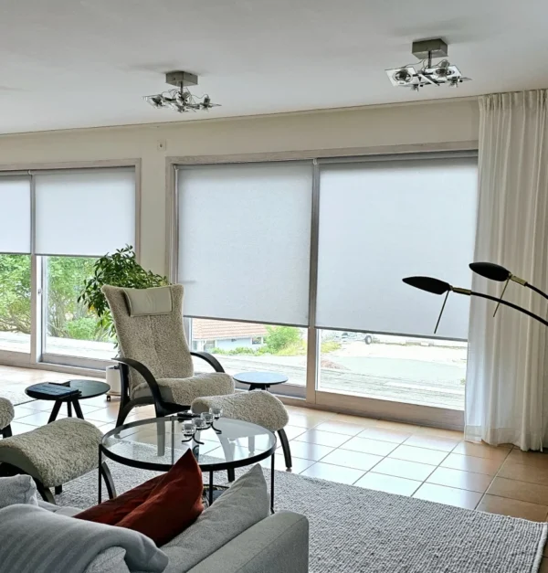 Rullgardiner är den perfekta kombinationen av stilren design och praktisk funktion.