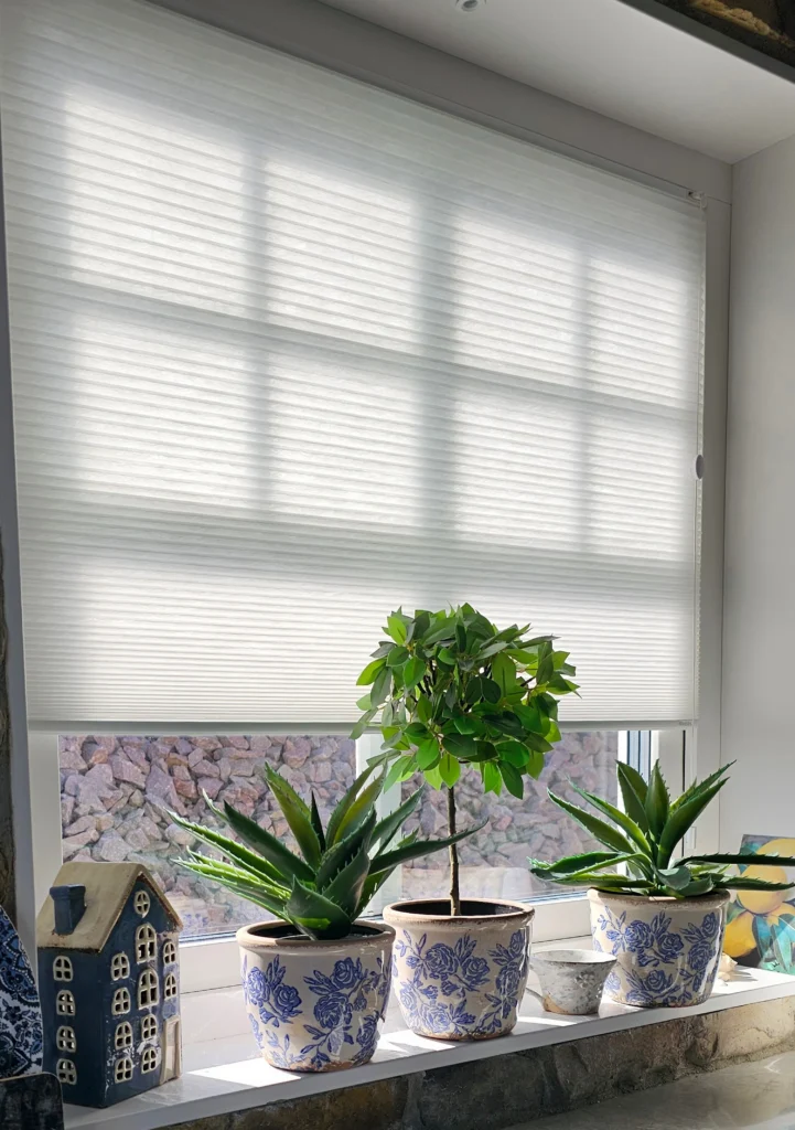 Dubbelplissé monterad i nisch