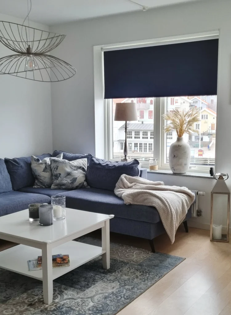 Rullgardin, blå mörkläggande väv