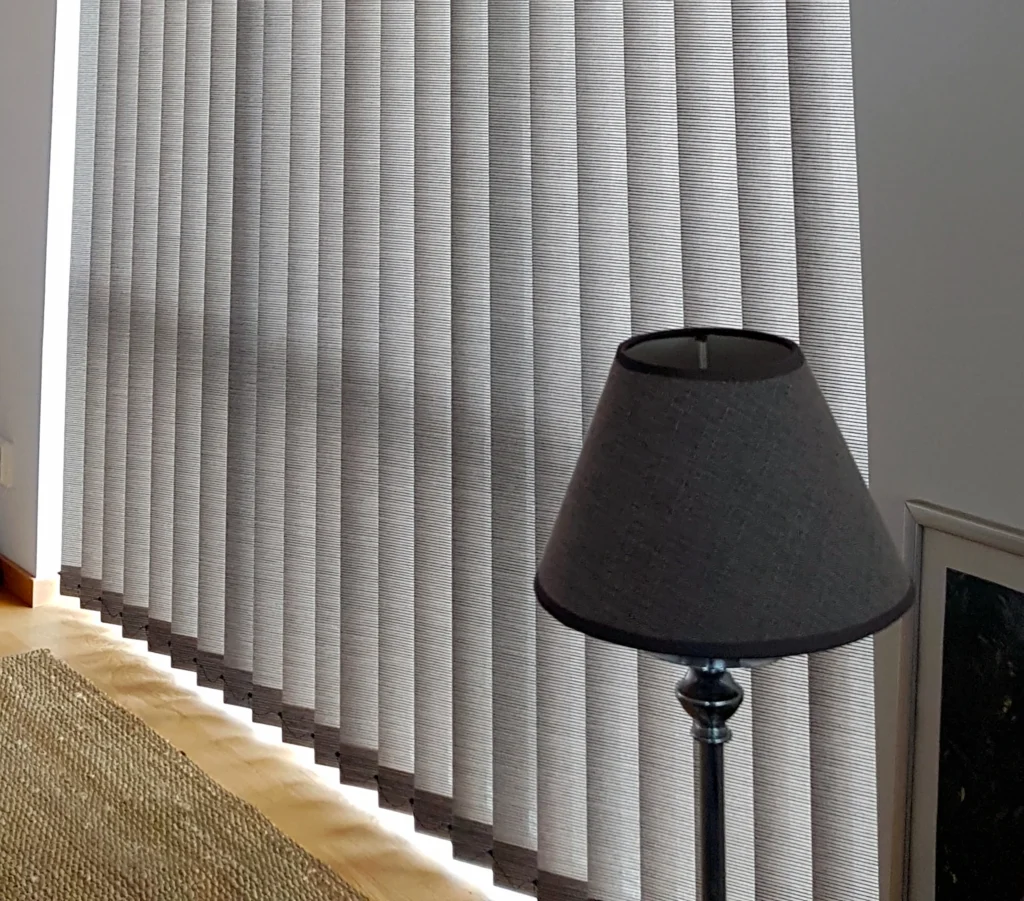 Lamellgardin med grå väv