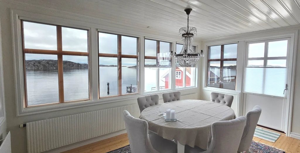 solfilmsrullgardiner vid matplats