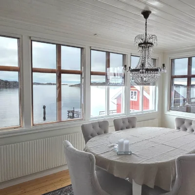 Solfilmsrullgardiner vid matplats med stora fönster