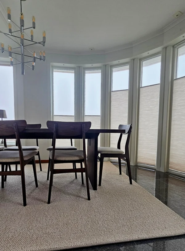 Plisségardin som insynsskydd vid matplats